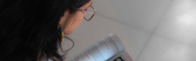 Enseigner avec des résumés automatisés et un RAG : déplacer la transmission